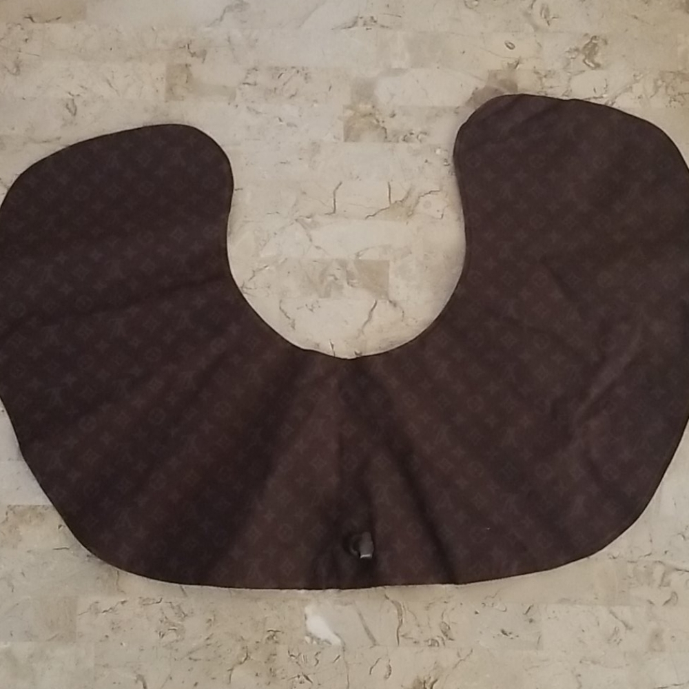 Authentic  Louis Vuitton Inflatable Neck Pillow nw